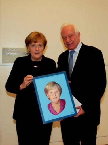 MdB Cajus Caesar übergibt mein Portrait an Frau Bundeskanzlerin Angela Merkel in Berlin
