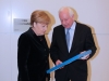 MdB Cajus Caesar übergibt mein Portrait an Frau Bundeskanzlerin Angela Merkel in Berlin